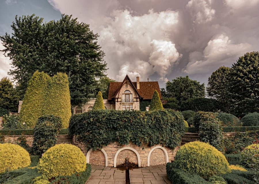 Demeure elegante entouree d'un jardin taille en topiaire