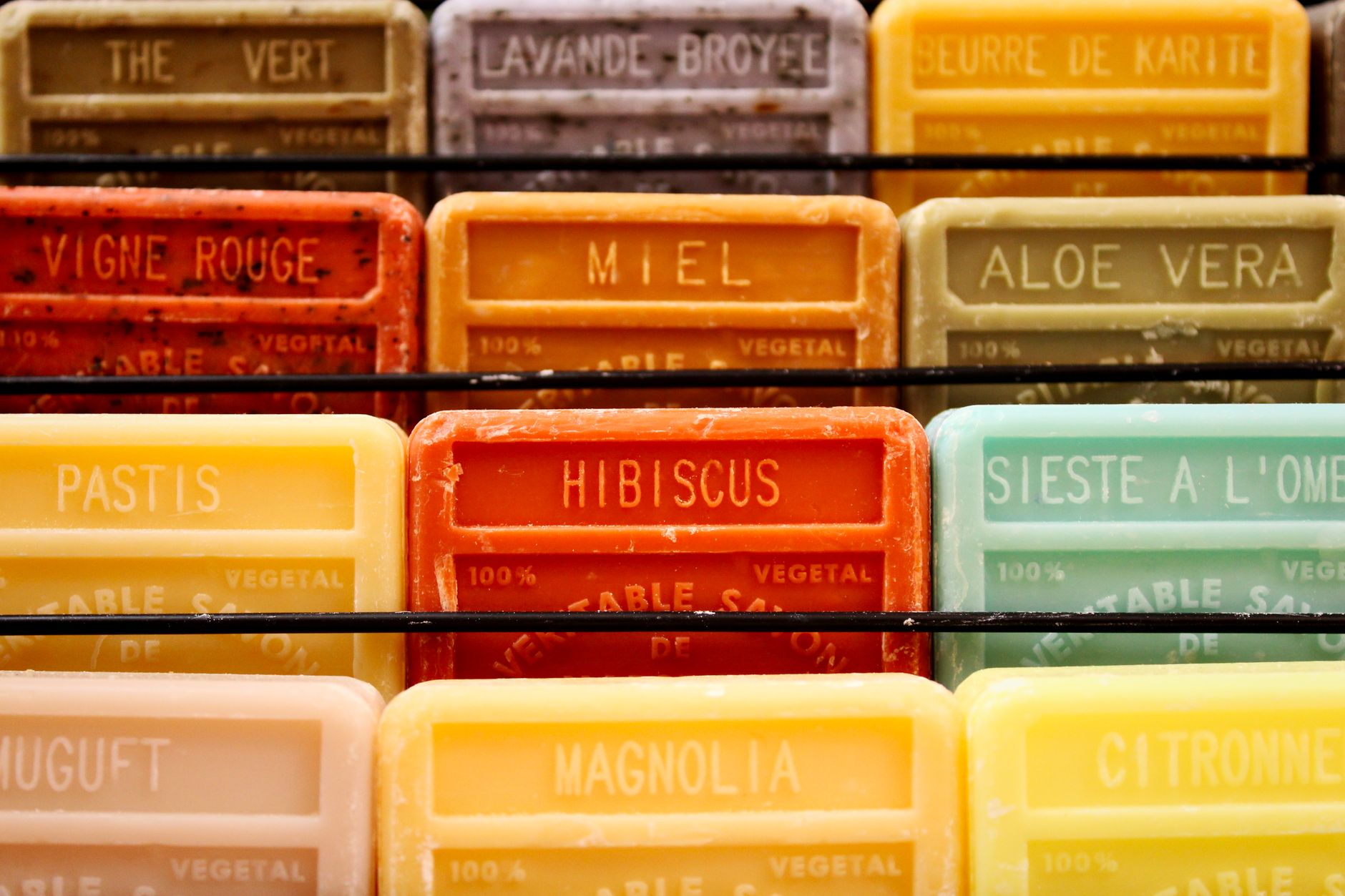 Revitaliser votre pelouse après l'été : les bons produits à utiliser