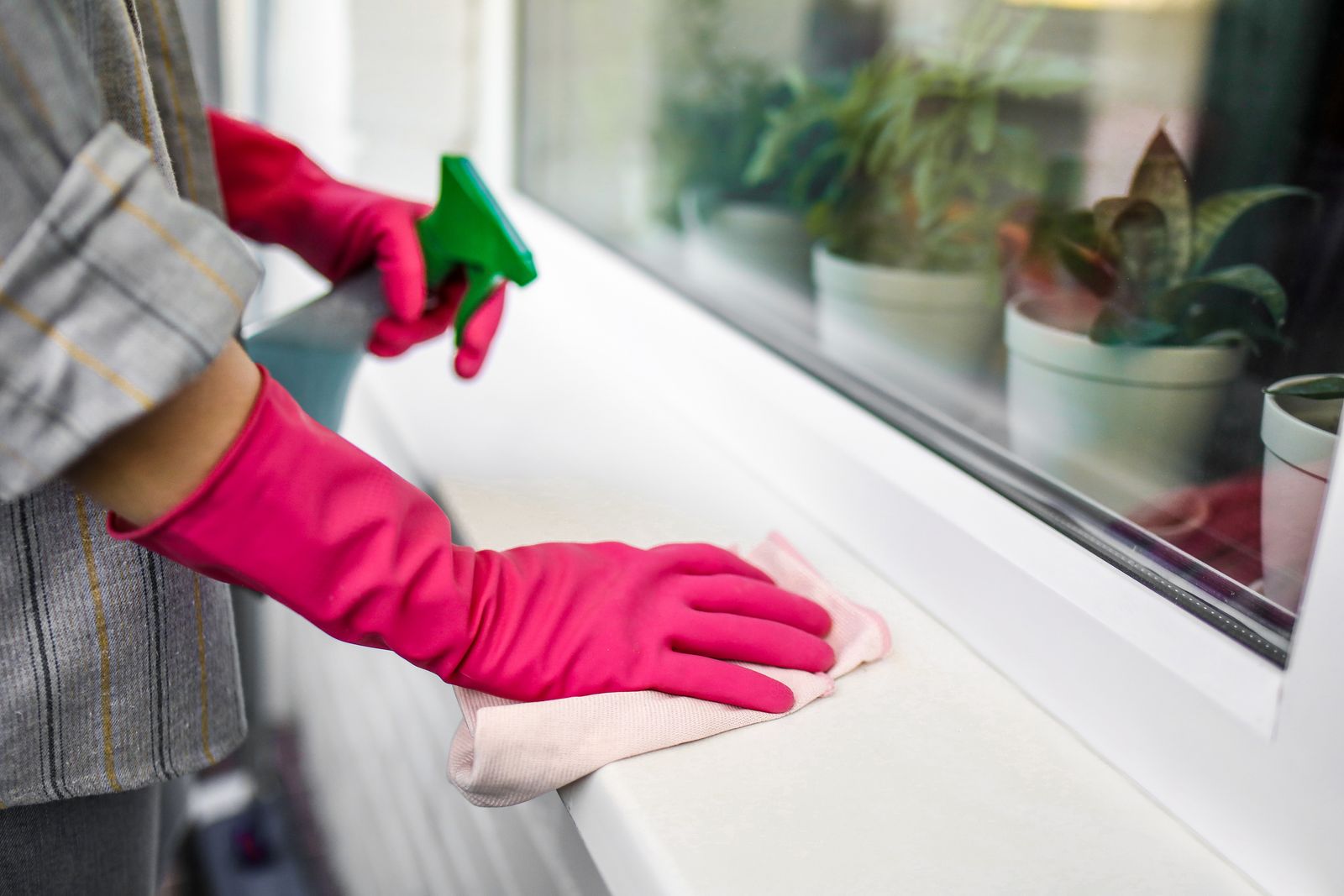 intérieur de maison en cours de nettoyage de fond, gants et chiffon microfibre, lumière d'automne