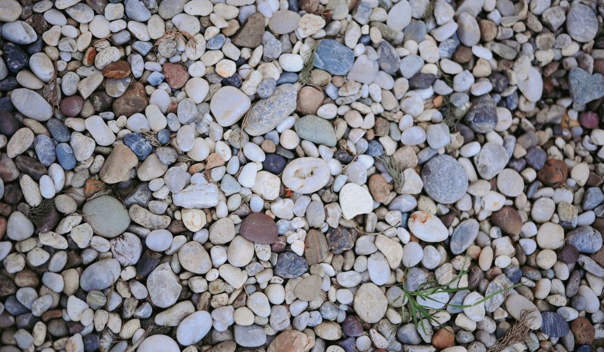 Paillage minéral : ardoise, pouzzolane, galets — durée, poids et vrai coût