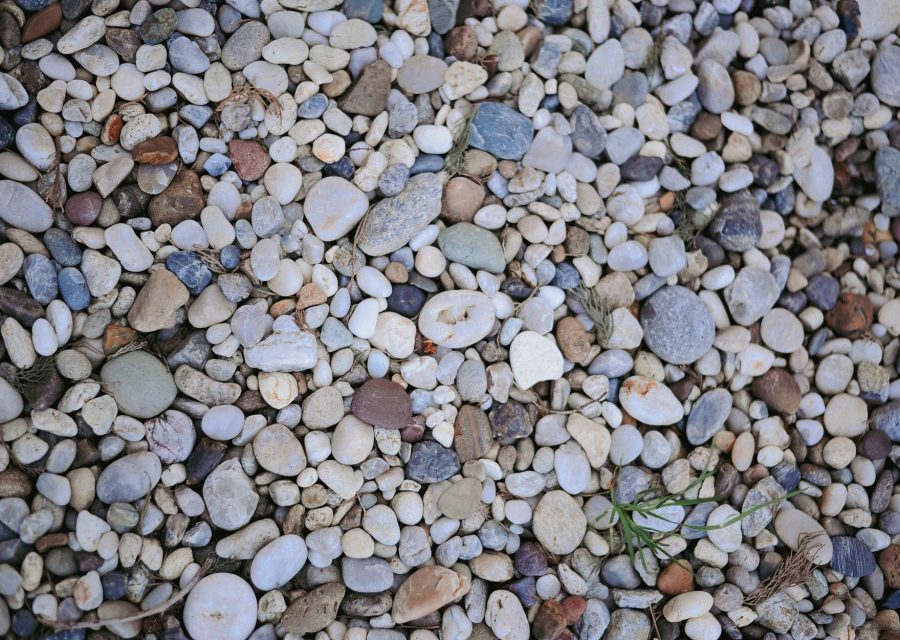 Paillage minéral : ardoise, pouzzolane, galets — durée, poids et vrai coût