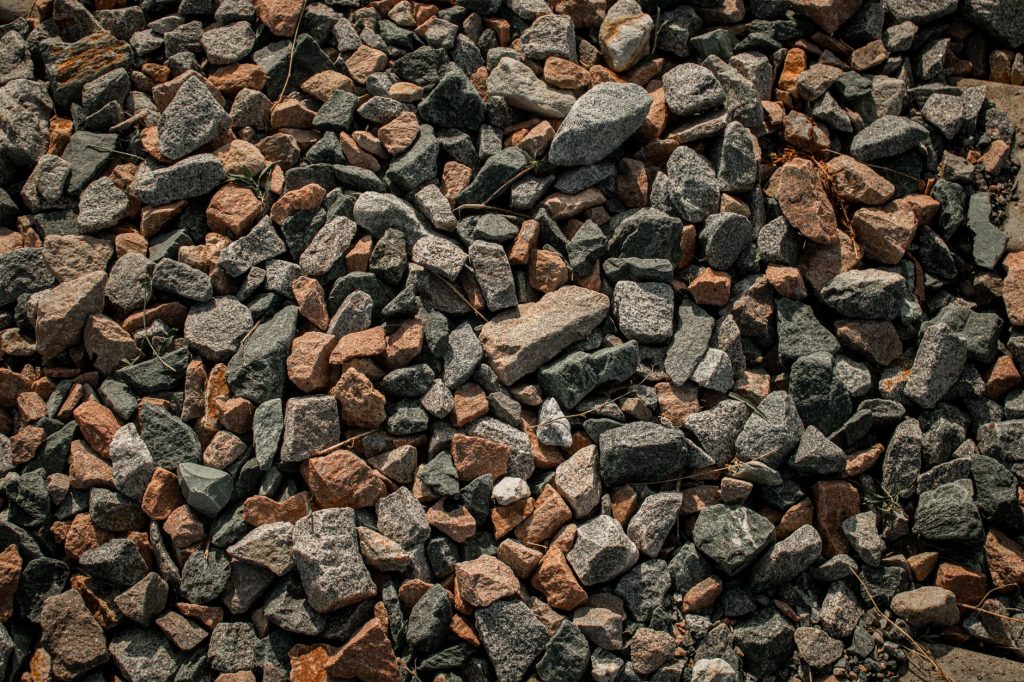 Paillage minéral : ardoise, pouzzolane, galets — durée, poids et vrai coût