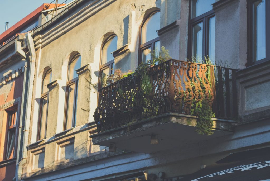 Aménager un petit balcon : plantes et mobilier gain de place