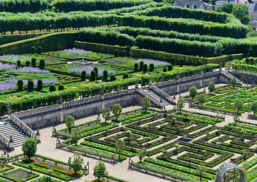 Jardin a la francaise avec parterres et haies taillees, vue aerienne