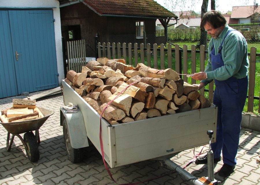 Remorque de jardin : bien la choisir et l'atteler pour évacuer déchets verts, terre et bois