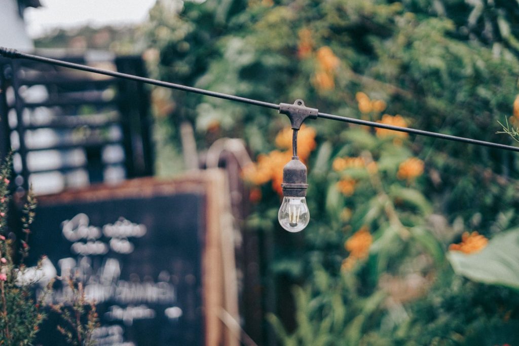 Lampes solaires, filaires 12 V et 24 V pour jardin : comparatif