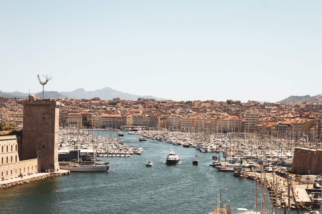 Engager un paysagiste à Marseille : guide et contraintes