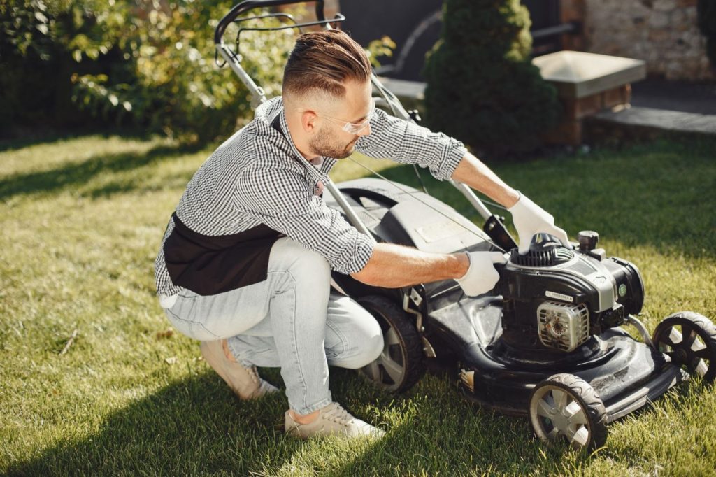 Tondeuse électrique ou thermique : quel choix selon l'usage