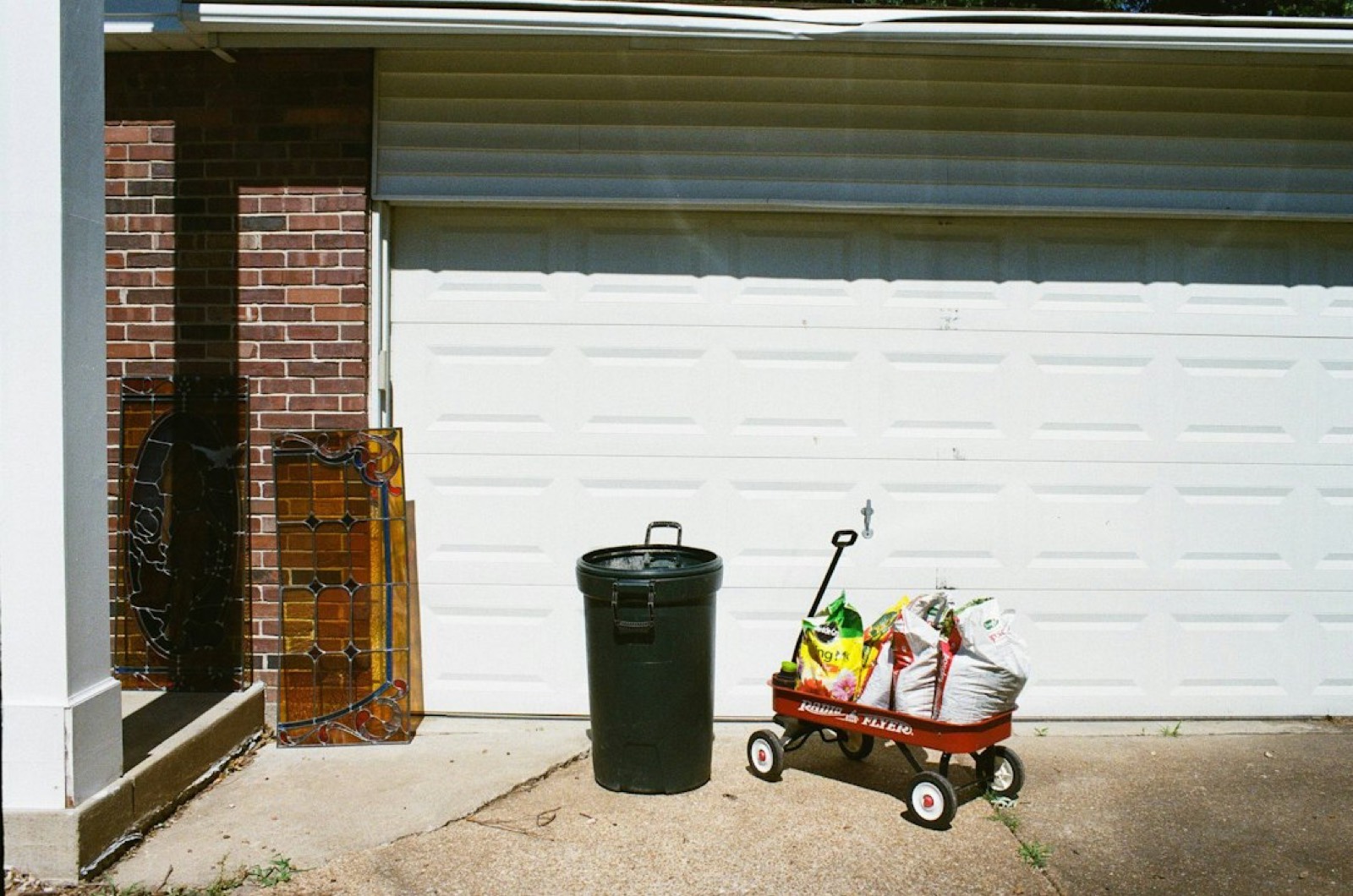 Chariot de jardin pliable rangé dans un garage