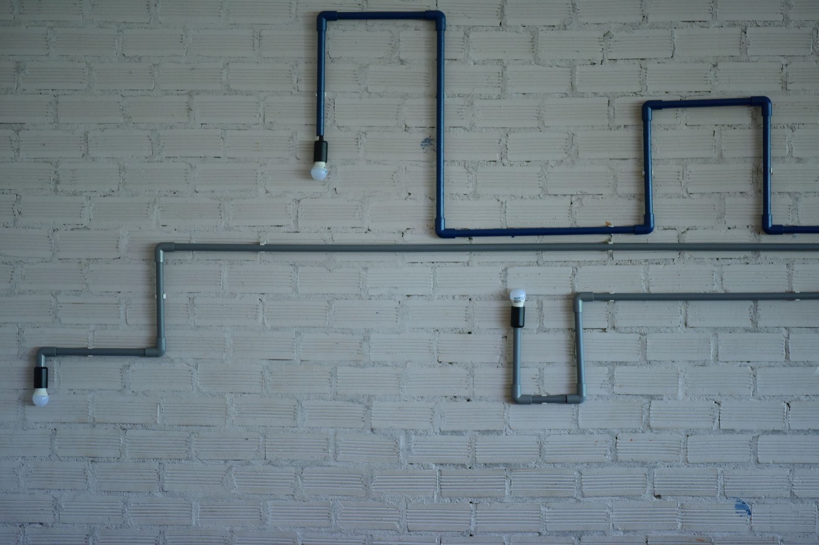 Applique murale extérieure fixée sur un mur en brique, éclairage dirigé vers le bas