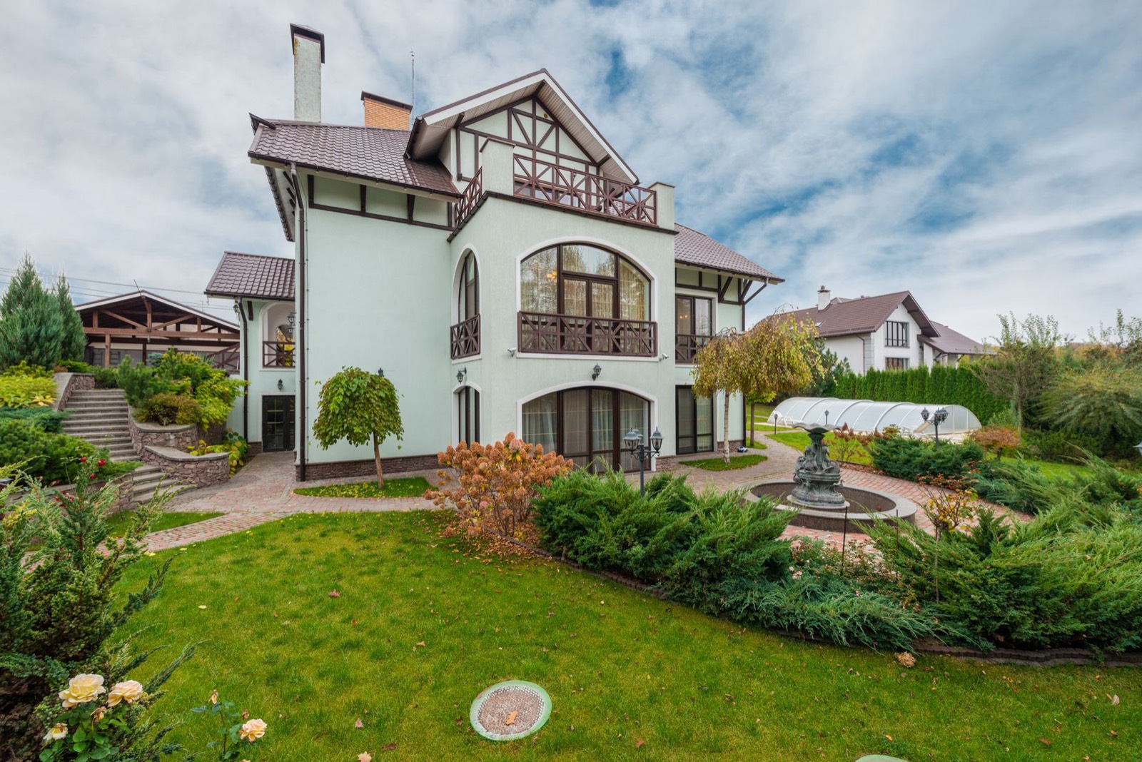 Terrasse et jardin aménagés devant une maison, vue d'extérieur
