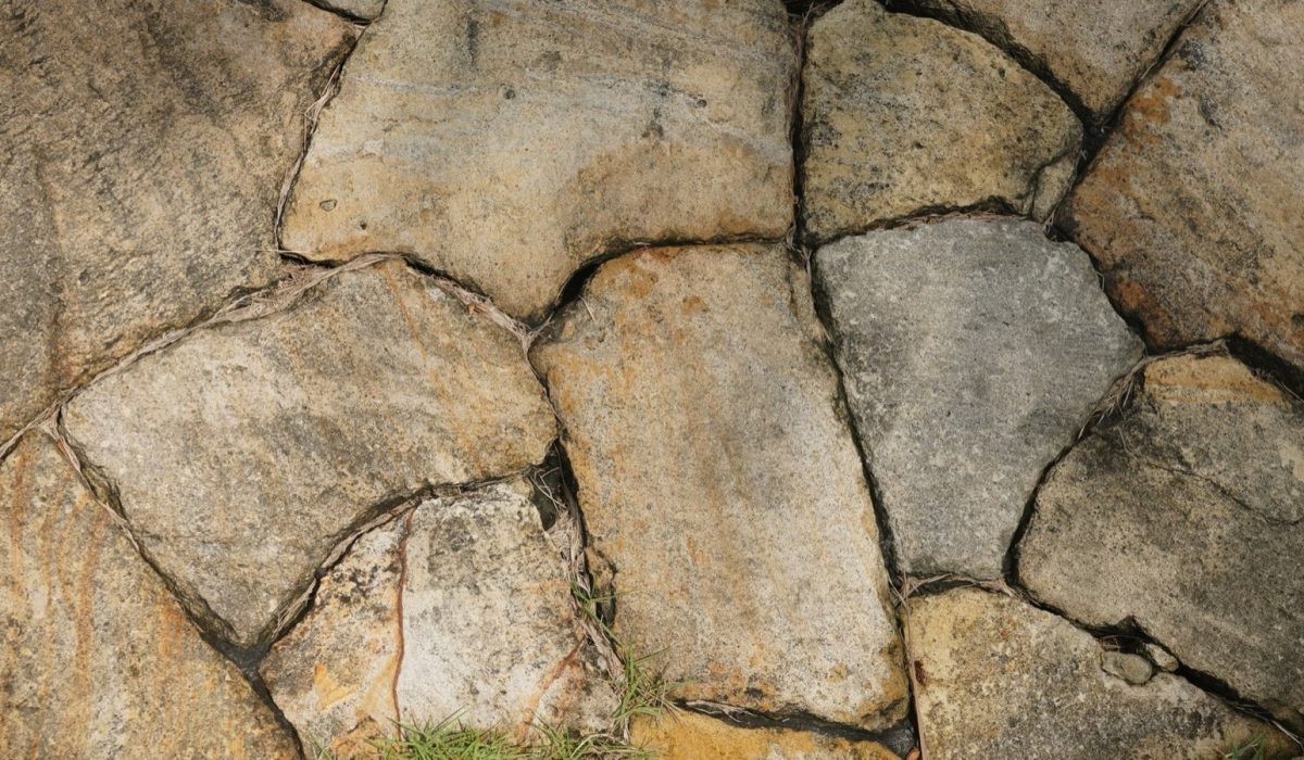 Plaque de jardin en béton : poser une allée stable sans se tromper