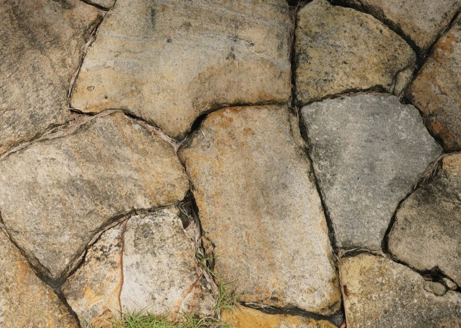Plaque de jardin en béton : poser une allée stable sans se tromper