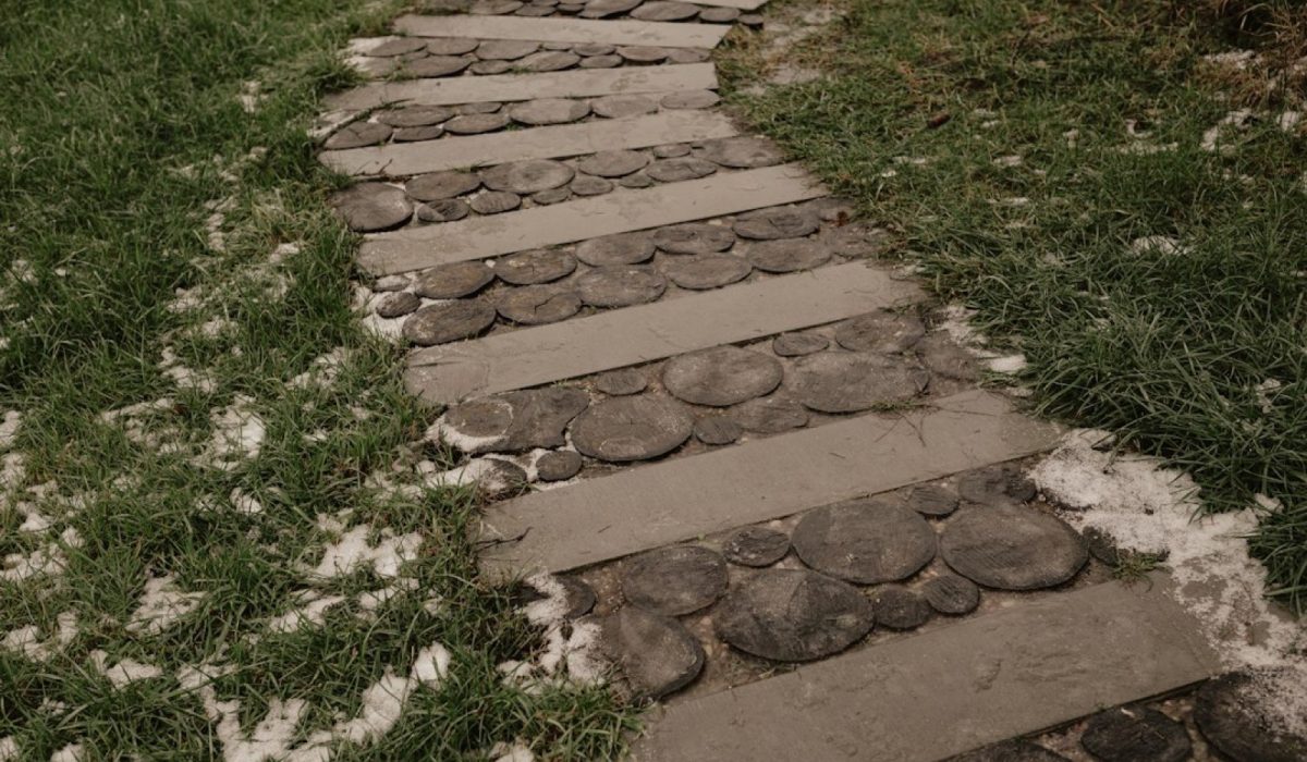 Plaque de jardin au sol : laquelle choisir selon votre terrain