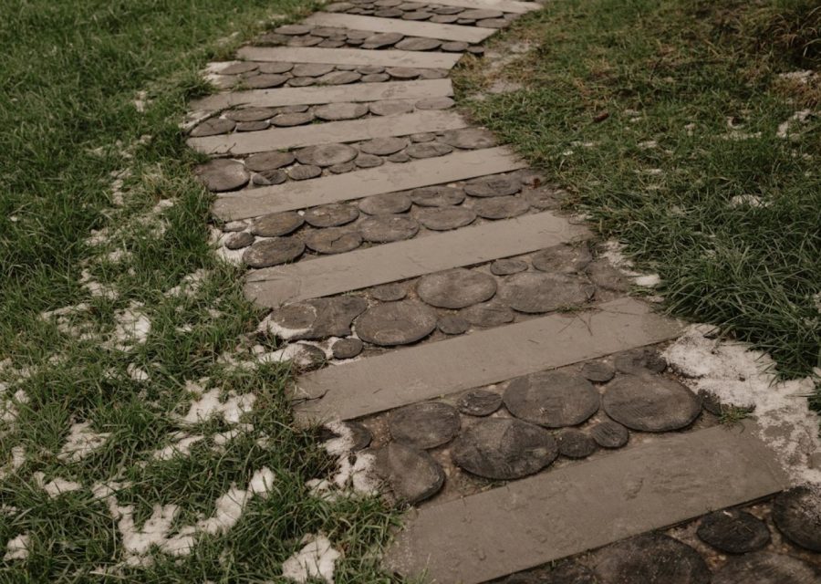 Plaque de jardin au sol : laquelle choisir selon votre terrain