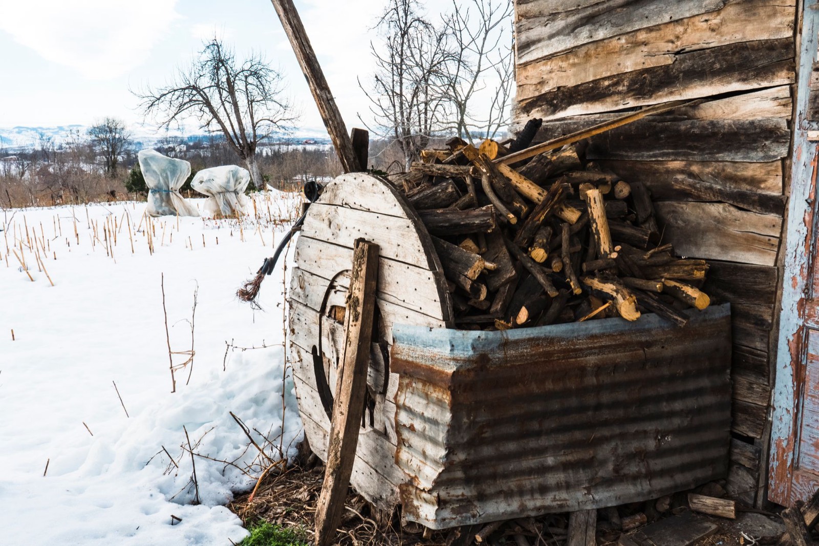 Granulés de bois compressé stockés dans un bac, combustible d'une chaudière à granulés