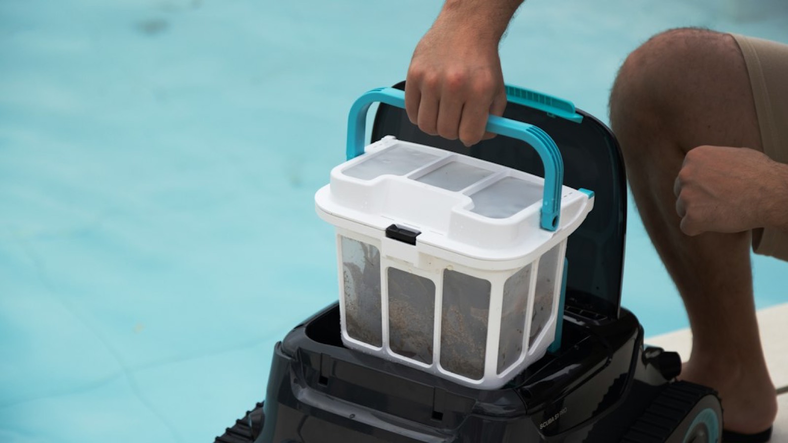 Nettoyage de la cartouche filtrante d'un robot de piscine à la main