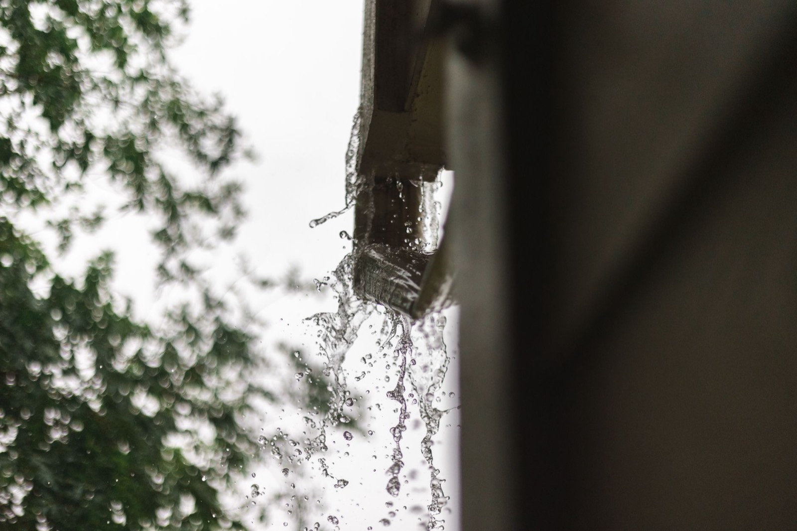 Gouttière et tuyau de descente d'eau pluviale le long de la façade d'une maison